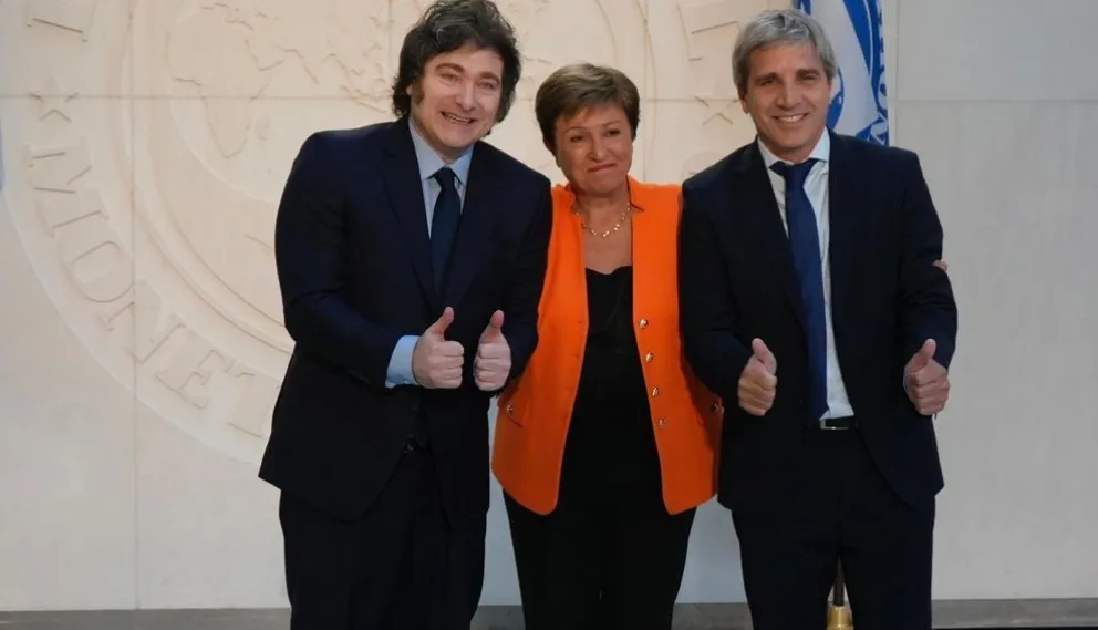 El presidente Javier Milei junto a la directora del FMI y Luis Caputo.