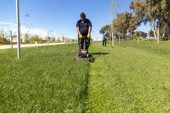 Intensifican los trabajos de desmalezamiento y poda en parques y plazas de Comodoro