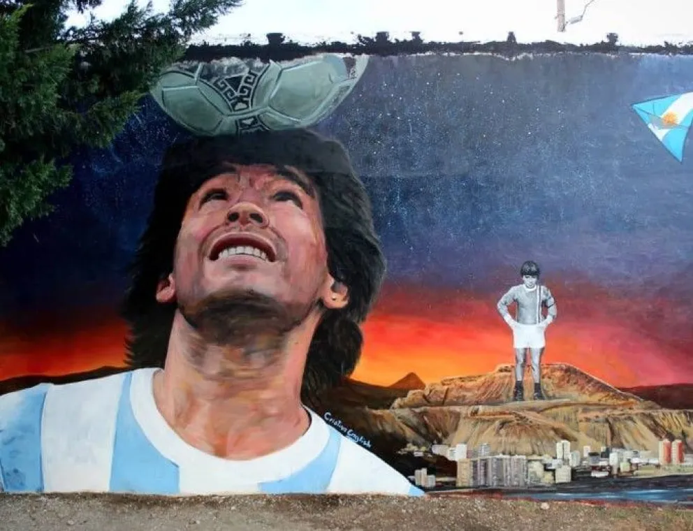Mural de Diego Armando Maradona realizado por Cristian English en la plaza Pioneros 13 de Diciembre