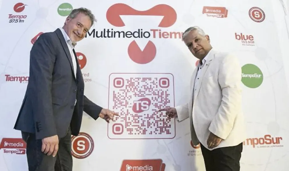 De izquierda a derecha: Daniel Taito (CEO del Multimedios Tiempo) y Roberto Torres (presidente del Multimedios Tiempo) en la presentación del QR con el que se accederá al diario y notas, durante el acto realizado en Zapiola al 400 de Río Gallegos. 