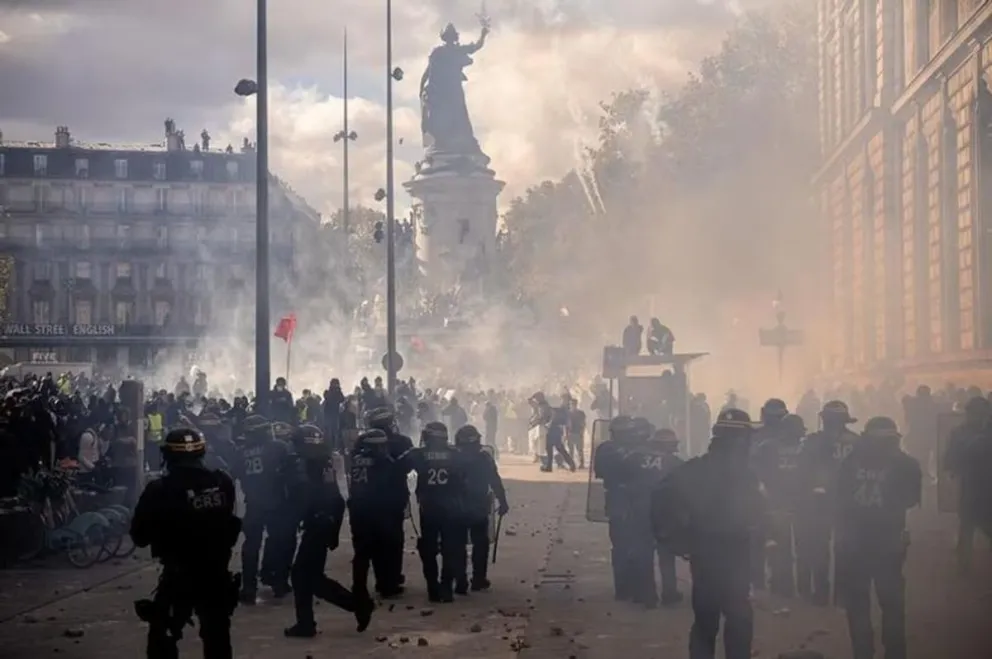 Los  episodios más graves se produjeron en Francia, donde decenas de manifestantes encapuchados y vestidos de negro arrancaron adoquines con martillos y los lanzaron contra la Policía en París. 